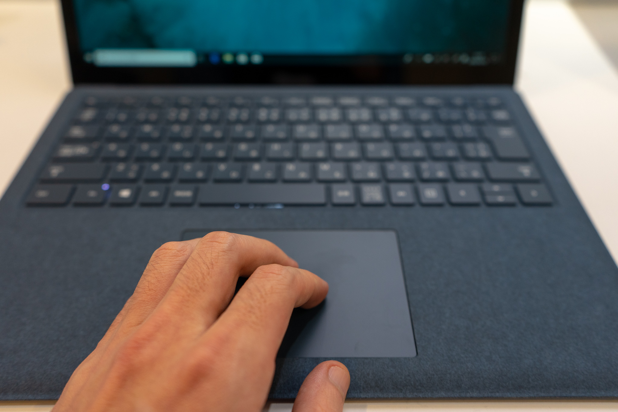 展示機レビュー】Surface Laptop 2は最高品質のノートPCだ！ | うっし