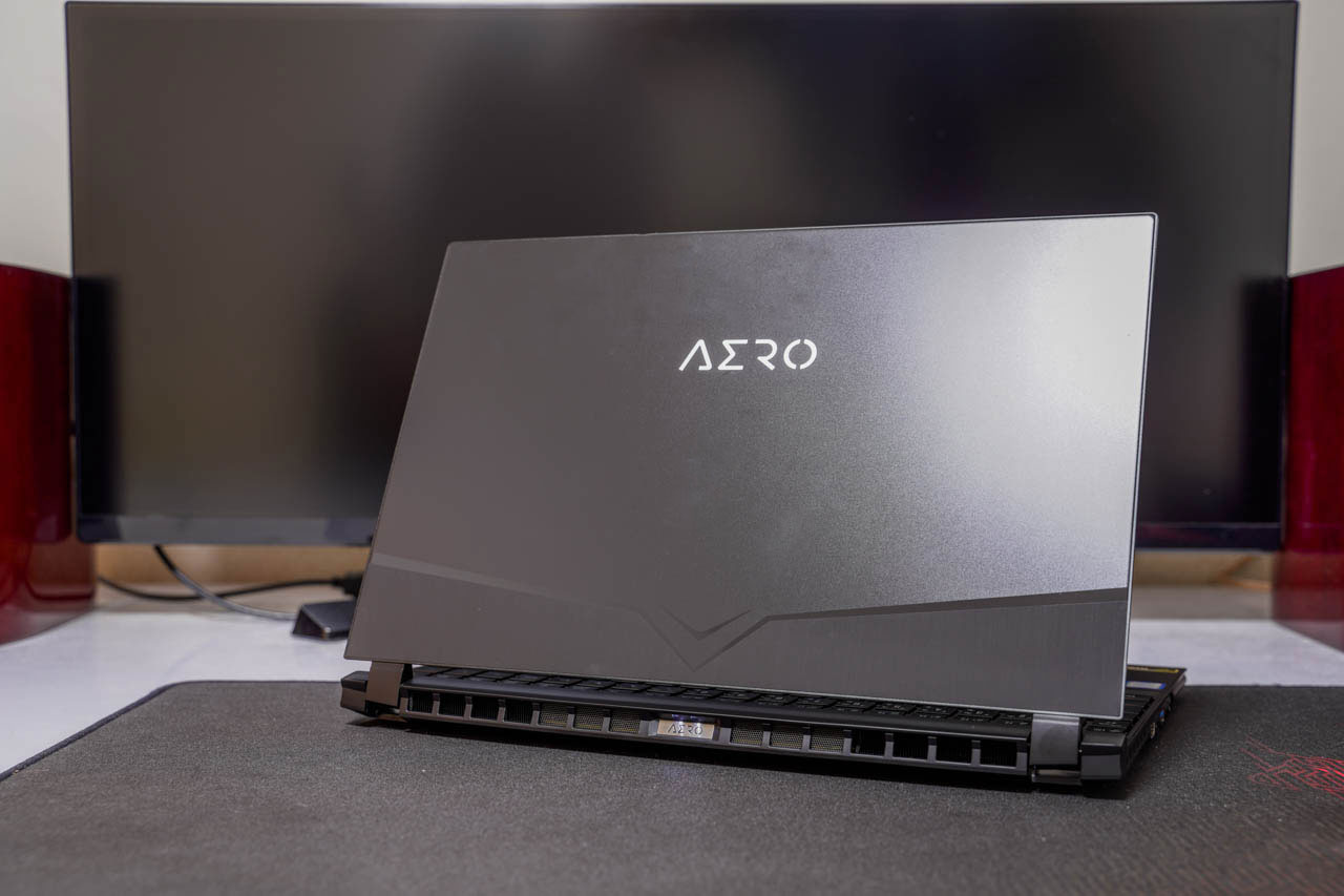 GIGABYTE AERO 15 XA-7JP2130SHレビュー シャープ製のIGZO（240hz 
