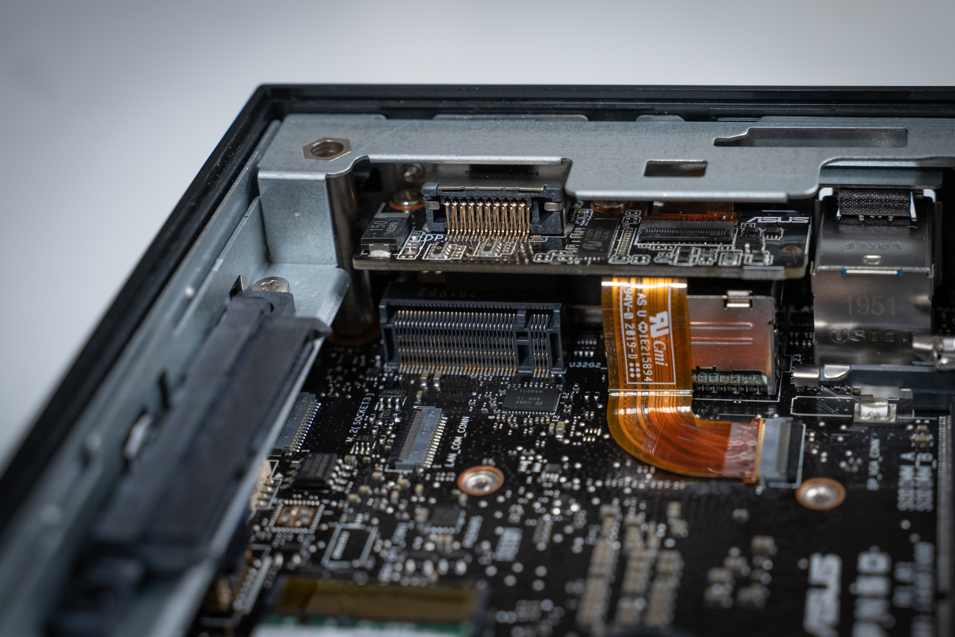 ASUS ミニPC PN50-BBR026MD レビュー 同時4画面出力可能なRyzen搭載の
