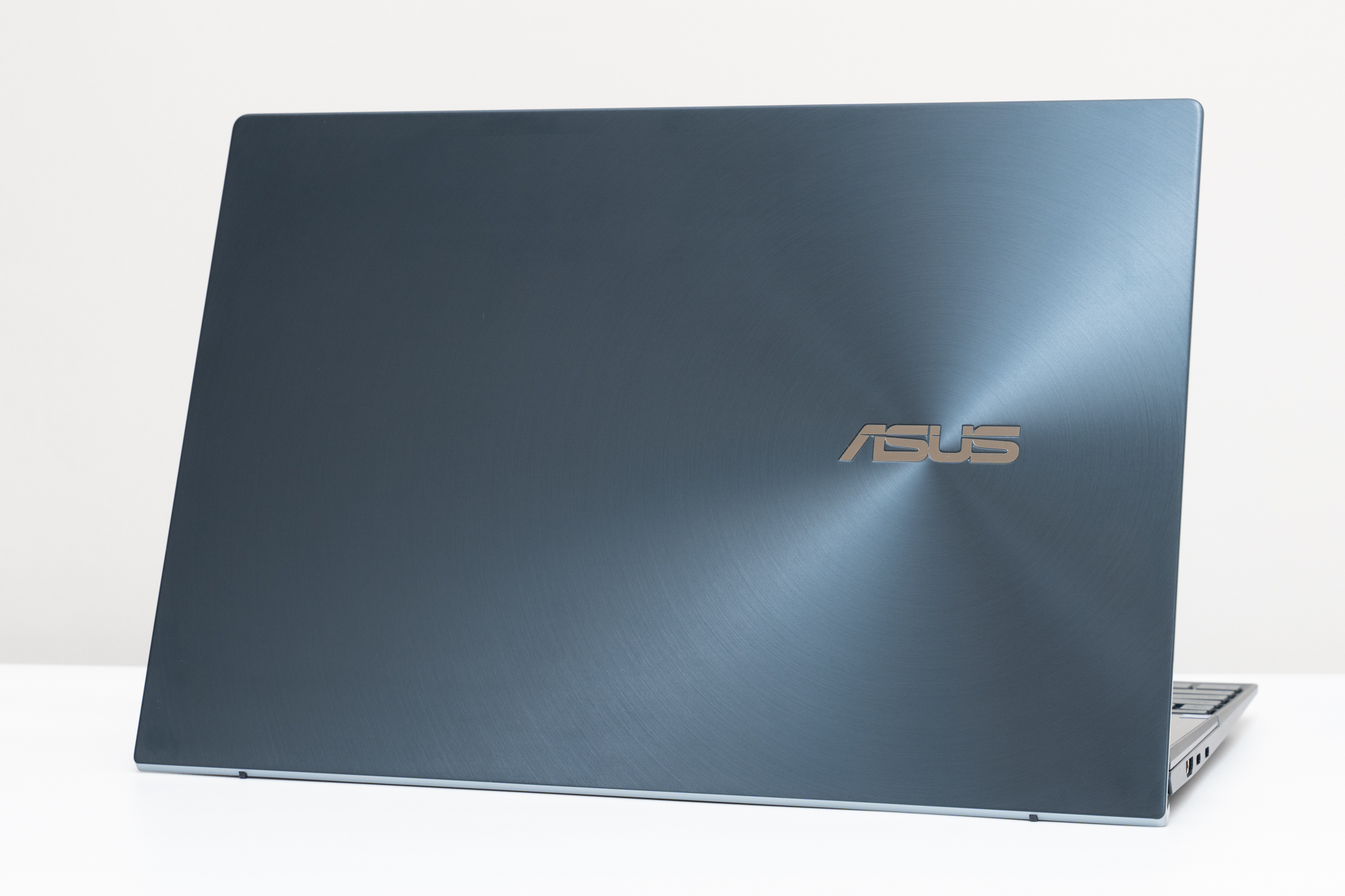 ASUS ZenBook Duo 14 UX482EG レビュー 進化したデュアルモニターが