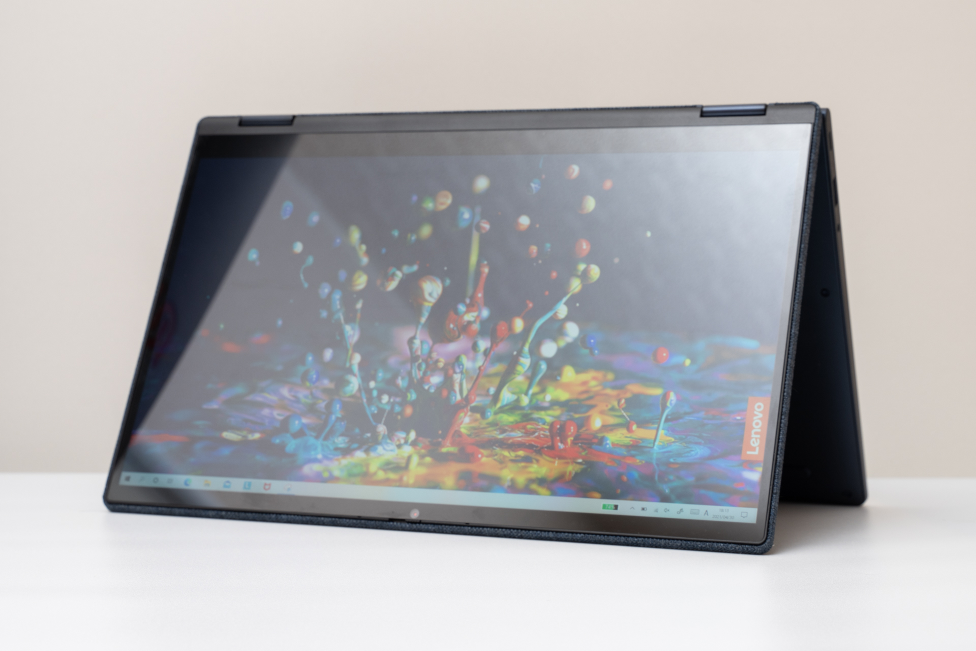 Lenovo Yoga 650(AMD)レビューファブリック素材の天板が特徴的な13.3型