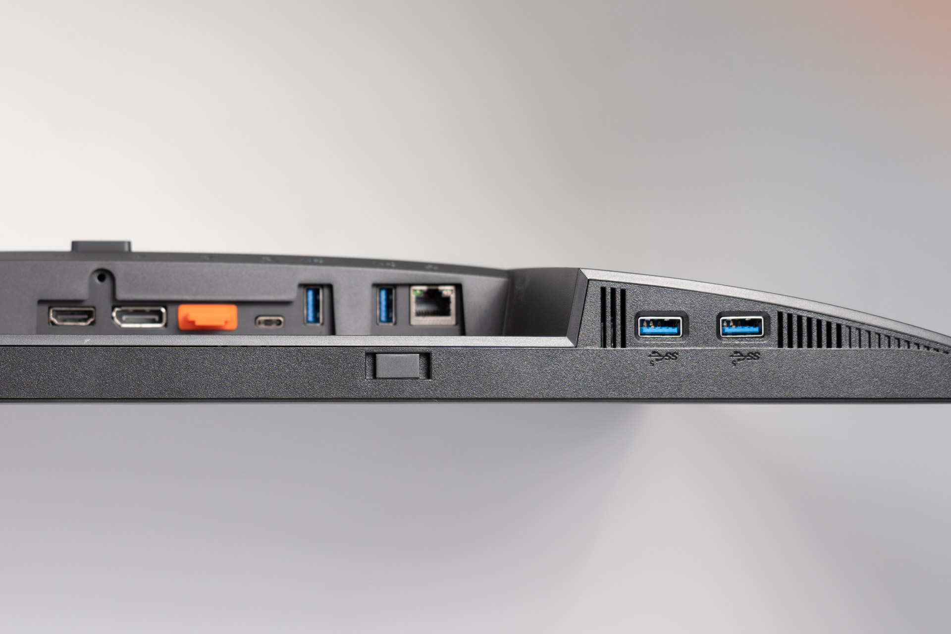 DELL P2422HE メーカーロゴのない23.8型ビジネス用モニター