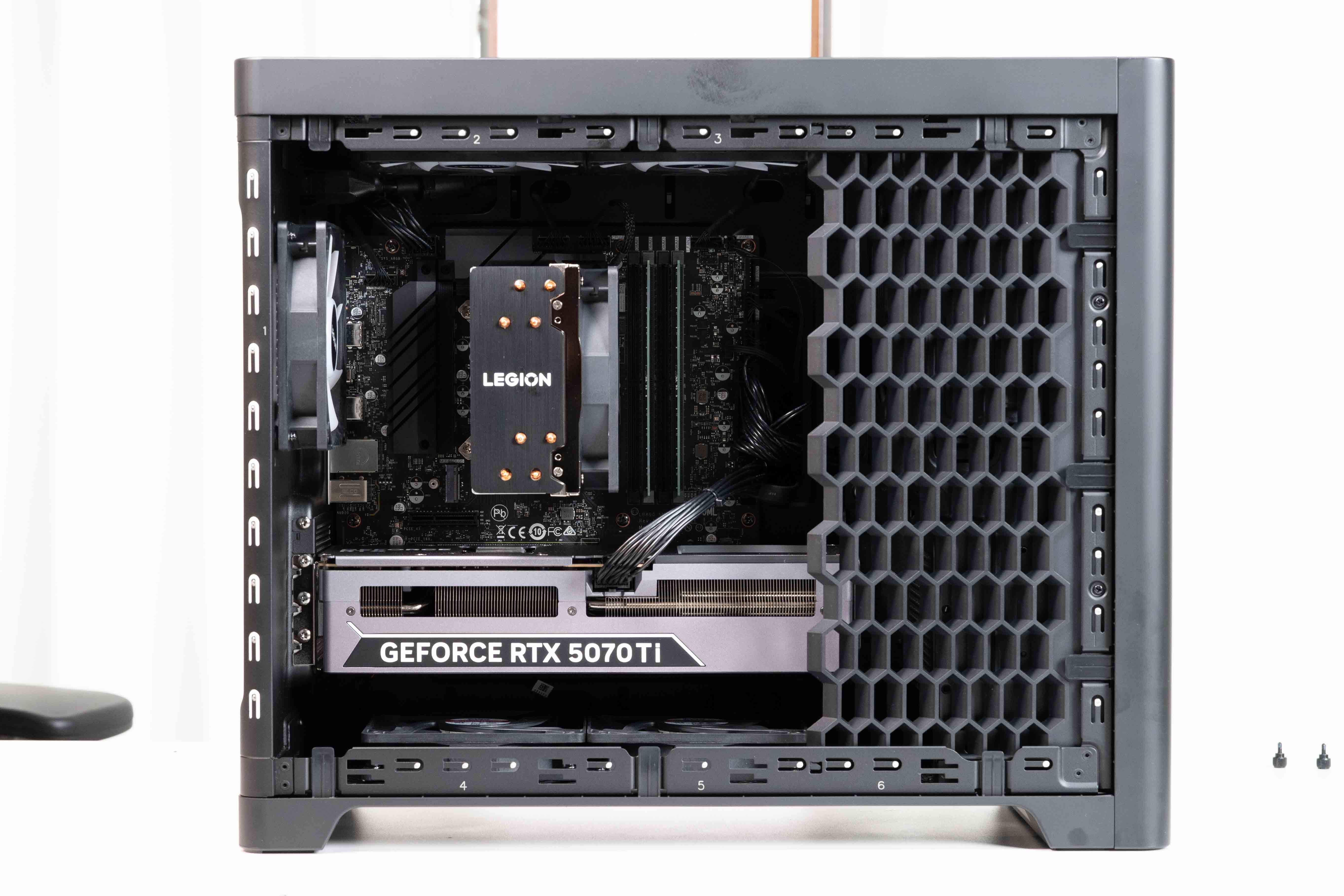 Core Ultra 7 265KF/RTX5070Ti搭載Legion Tower 5レビュー4Kゲームも