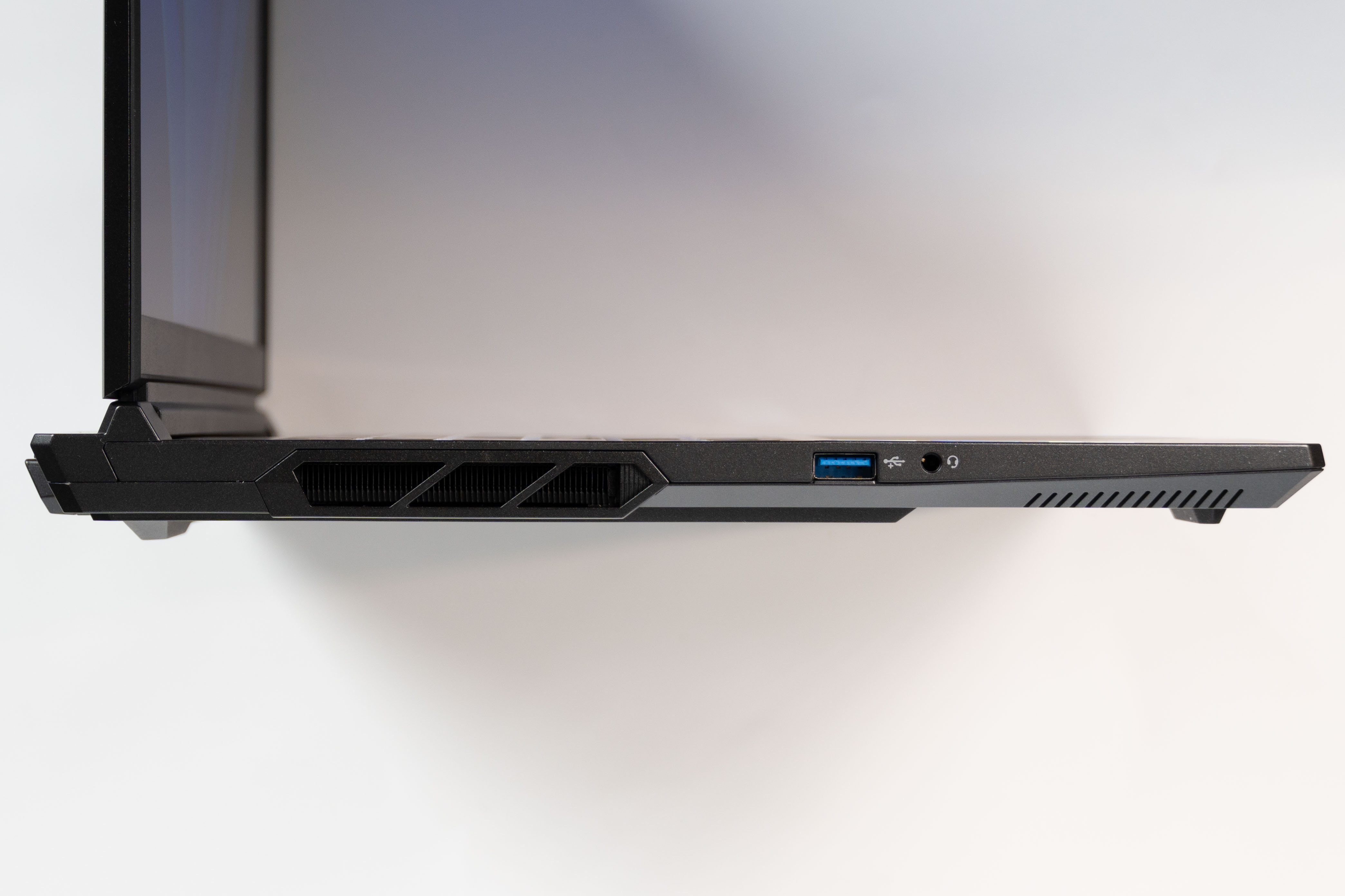 DAIV N6-I7G7TBK-C(NVIDIA Studio 認定PC) レビュー 薄型高性能